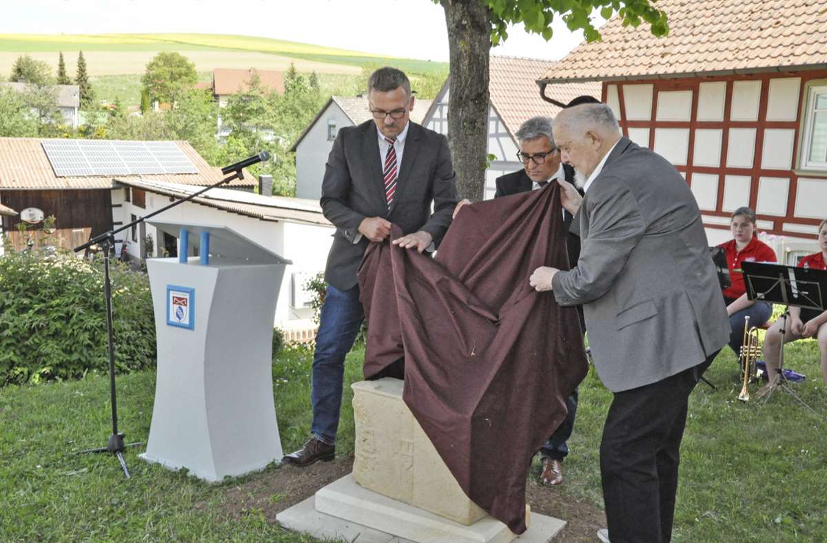Sie enthüllten den Gedenkkoffer (von links):  Bürgermeister Bernd Fischer, Museumsleiter Bernd Brünner und Israel Schwierz. Foto: /Schweiger