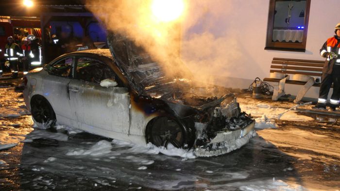 Feuer in Doppelgarage: Auto in Maroldsweisach brennt lichterloh