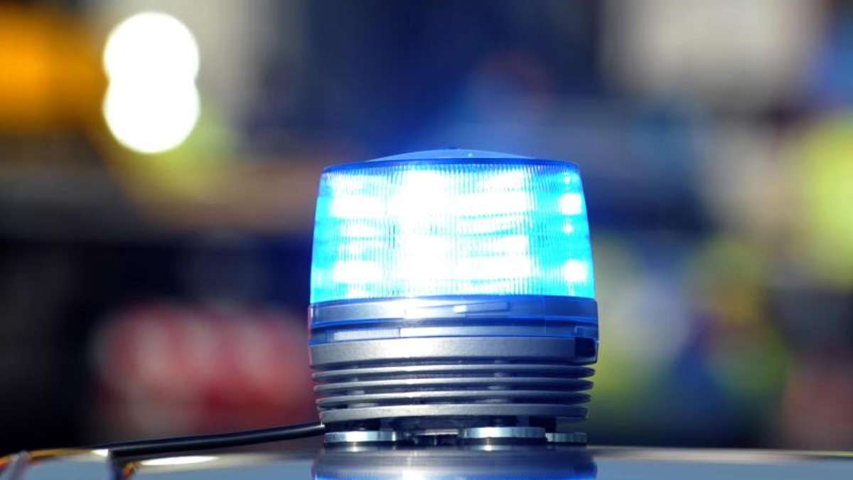 Großheirath/B 4: Lkw-Fahrer weicht in Leitplanke aus: Autofahrer flüchtet