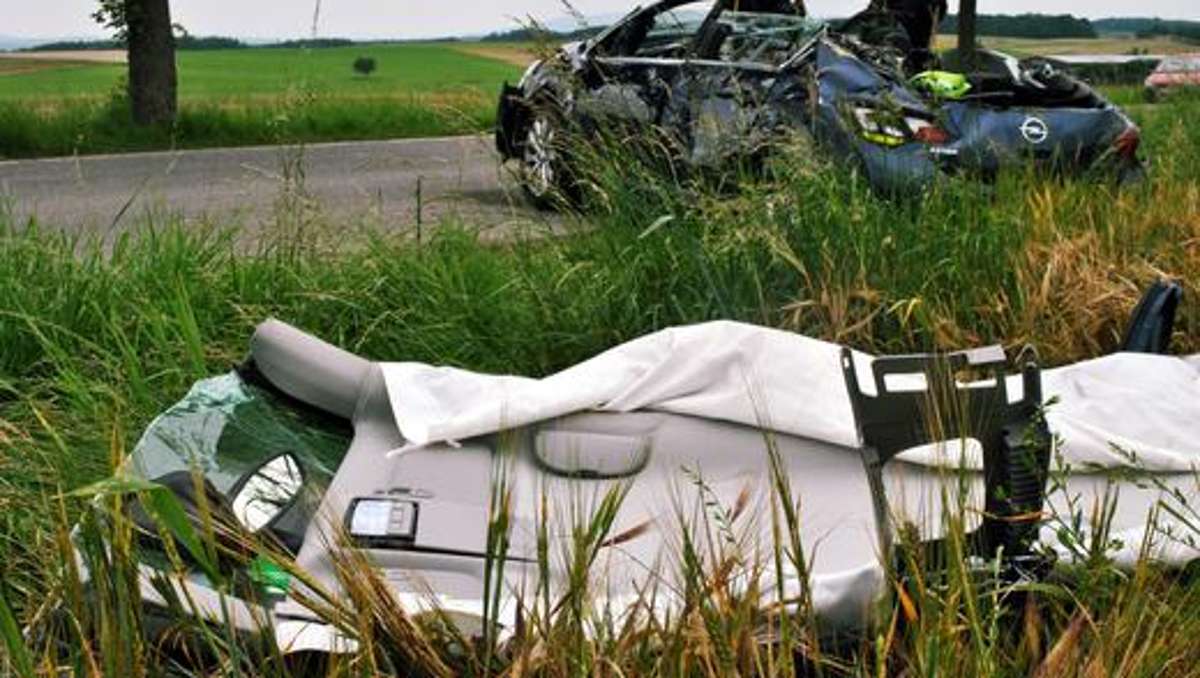 Coburg: Nach Unfall: Frau im Fahrzeugwrack eingeklemmt