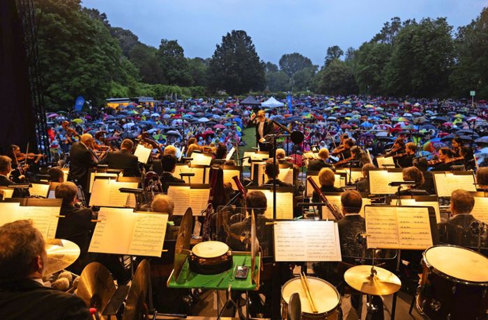 Hochglanzsound besiegt Regen: Tausende feiern Klassik-Picknick im Rosengarten