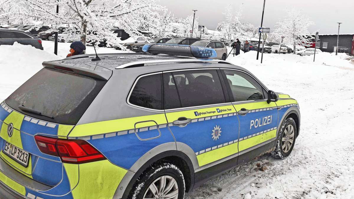 Die Polizei ermittelt: Hakenkreuz in den Schnee getrampelt