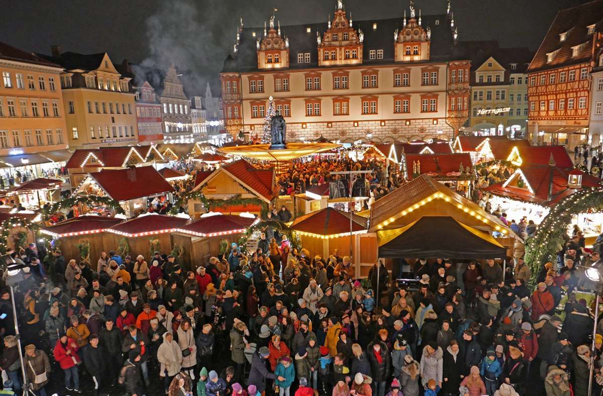 Hunderte Besucherinnen und Besucher waren zur Eröffnung des Coburger Weihnachtsmarkts am Freitagabend gekommen.