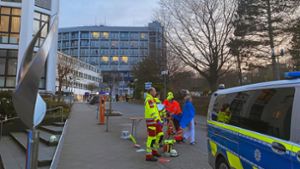 Großeinsatz der Polizei in Aachen: 65-Jährige hat sich in Klinik verschanzt - umliegende Räume evakuiert
