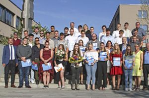 Diese Absolventen wurden als Gesellen freigesprochen und nahmen mit Freude ihr Zeugnisse entgegen. Foto: thebn/Günther Geiling
