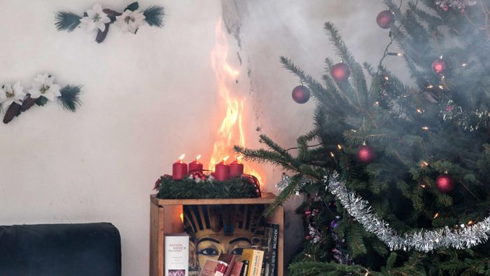 Adventskranz in Flammen: Nachbarn schreiten mutig ein