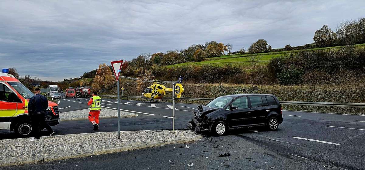 Auf der Bundesstraße 303 bei Schneckenlohe kam es heute zu einem Verkehrsunfall.
