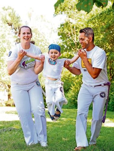 Bianca Will und Falcão mit Söhnchen Mauricio auf dem Weg zum Capoeira-Training. Foto: Henning Rosenbusch