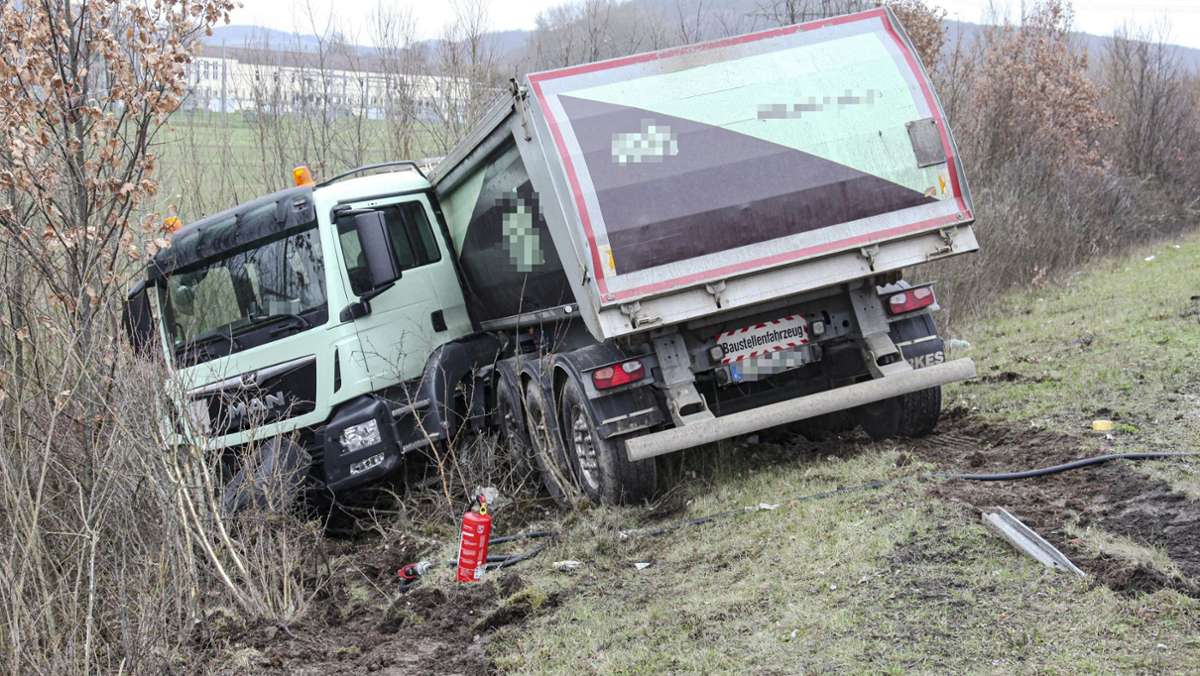 Unfall bei Eltmann: Sattelzug durchbricht Mittelleitplanke