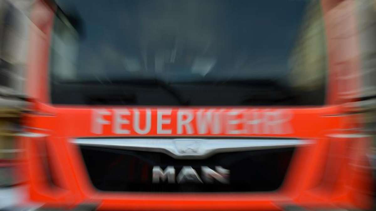 Coburg: Feuerwehreinsatz: Mann wirft heiße Asche auf den Kompost