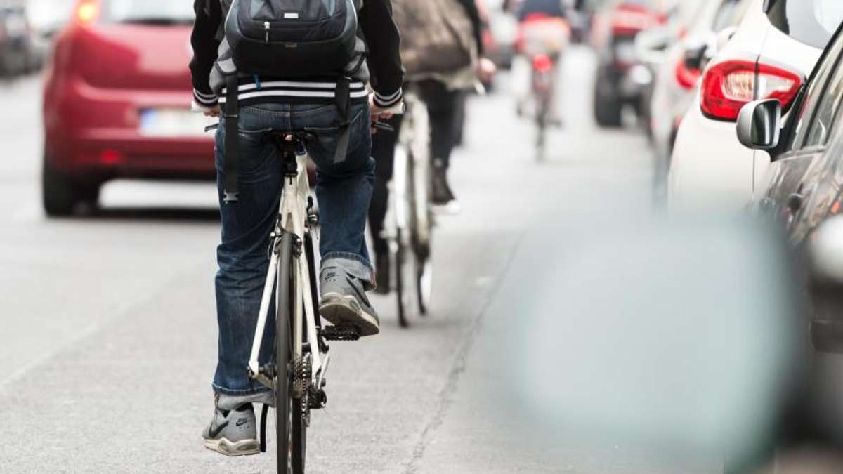 Coburg: Transporterfahrer übersieht Schüler auf Rad und flüchtet nach Unfall