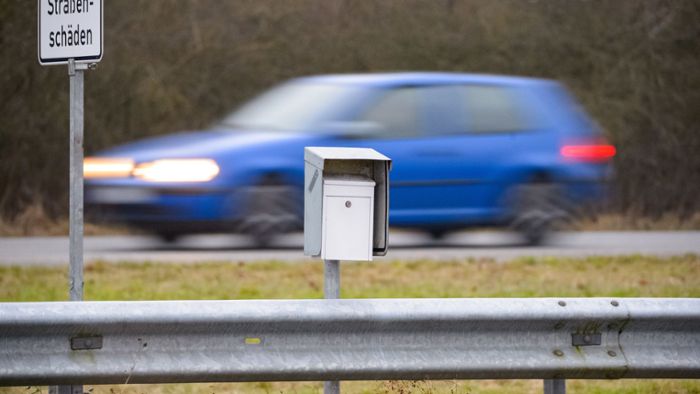 Kurioses aus Schleswig-Holstein: Was hat ein Briefkasten mitten auf der Autobahn zu suchen?