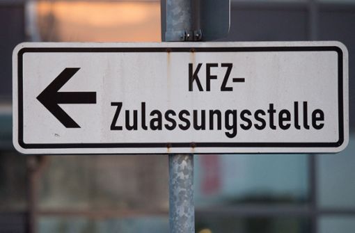 Symbolbild: Ein Schild weist den Weg zu einer Zulassungsstelle. Foto: /Armin Weigel/dpa