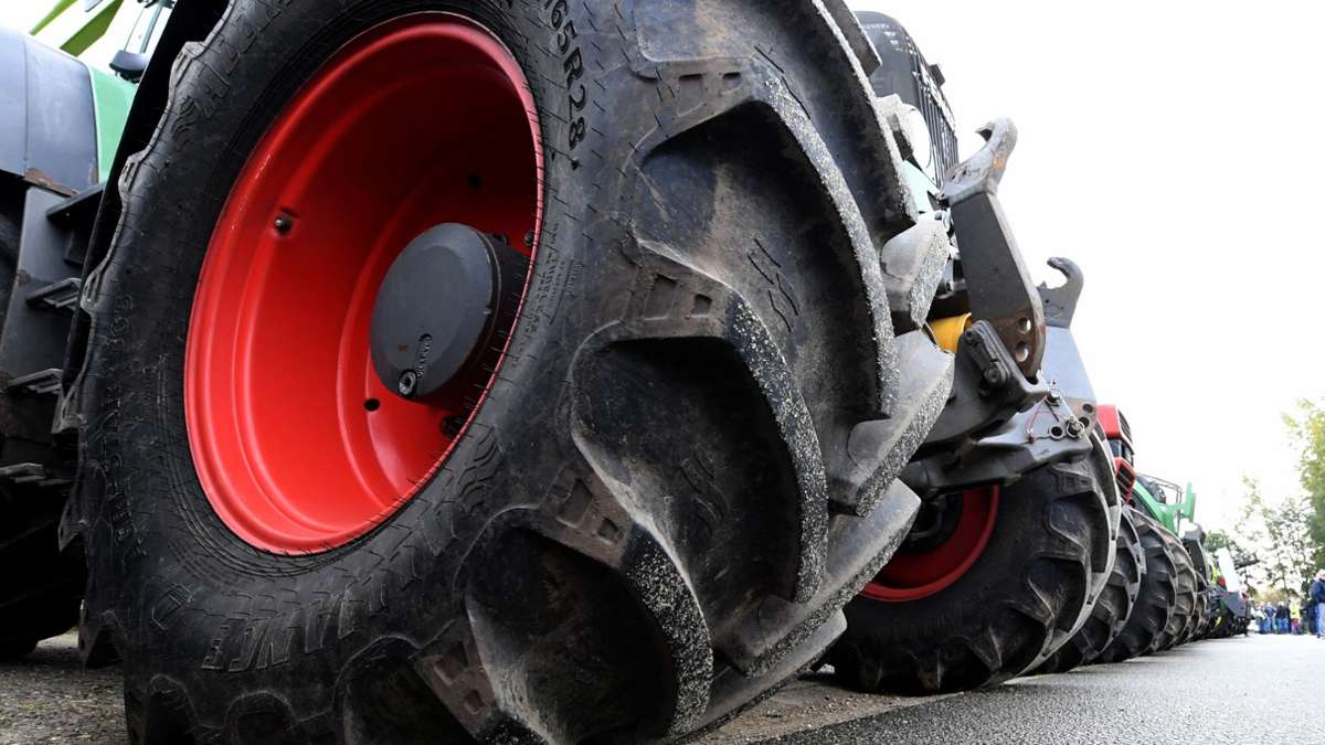 Seßlach: Traktor gerät in Brand - Landwirt löscht selbst