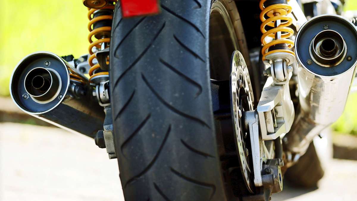 Wegen Traktor gebremst: Biker-Ehepaar stürzt: Frau verletzt