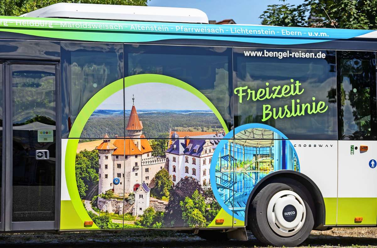 Haßberge Tourismus bewirbt derzeit verstärkt die Freizeitbusse Burgenwinkel-Express und Bier- und Wein-Express, die sonn- und feiertags die Reisenden direkt vom Bahnhof an ihr Ziel bringen. Foto: Rudolf Hein
