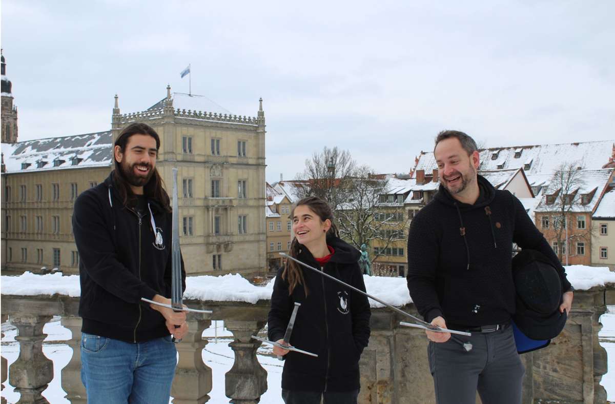 Luis Fensel (links), Franziska Müller und Dominik Kronauer mit ihren Turnierschwertern vor Schloss Ehrenburg. Sie freuen sich auf das Dürer-Turnier im März.