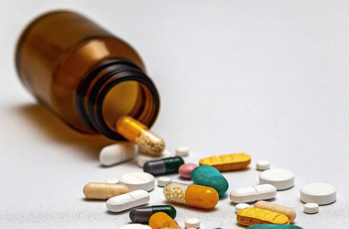 Verschiedene Tabletten wurden in dem Schließfach gefunden. Foto: www.imago-images.de