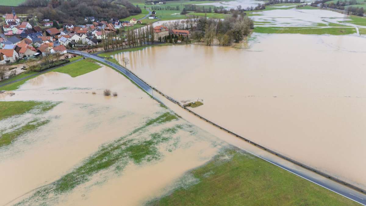 Zwischen Gleusdorf und Busendorf hat die Itz die Straßen geflutet.
