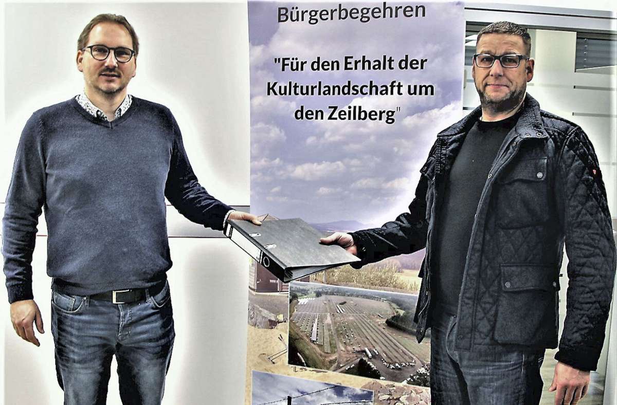 Am Donnerstag übergab Ingo Förster (rechts) die Unterschriften im Rathaus  Maroldsweisach an Bürgermeister Wolfram Thein. Foto: Schmidt