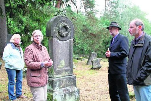Bei einem Rundgang über den jüdischen Friedhof erklärt Inge Goebel verschiedene Grabinschriften. Foto: gst