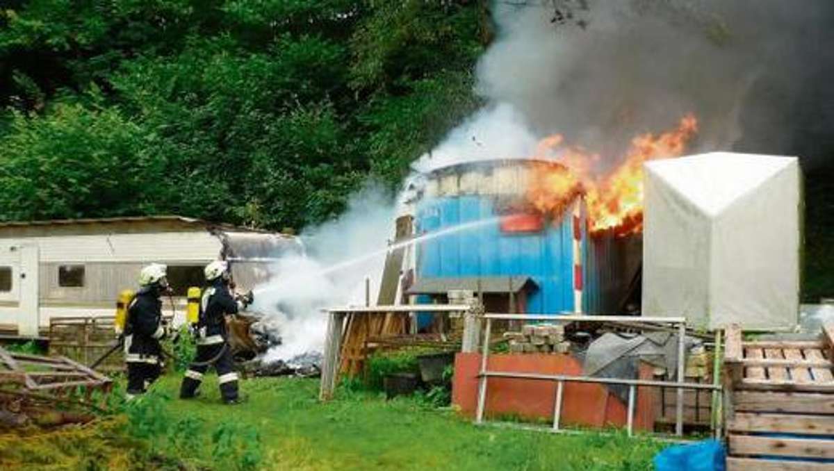 Kronach: Wohn- und Bauwagen brennen lichterloh