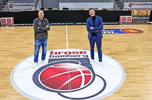 Der Geschäftsführer der Bamberger Bundesliga-Basketballer, Philipp Galewski (rechts), hieß am Dienstag  Trainer Oren Amiel an seiner neuen Wirkungsstätte in der Brose Arena willkommen. Foto: Daniel Löb