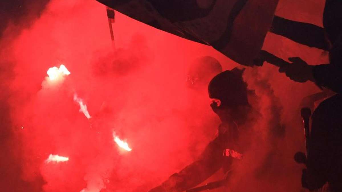 Aus der Region: Fußballfan zündet Pyrotechnik und rennt vor Polizei davon