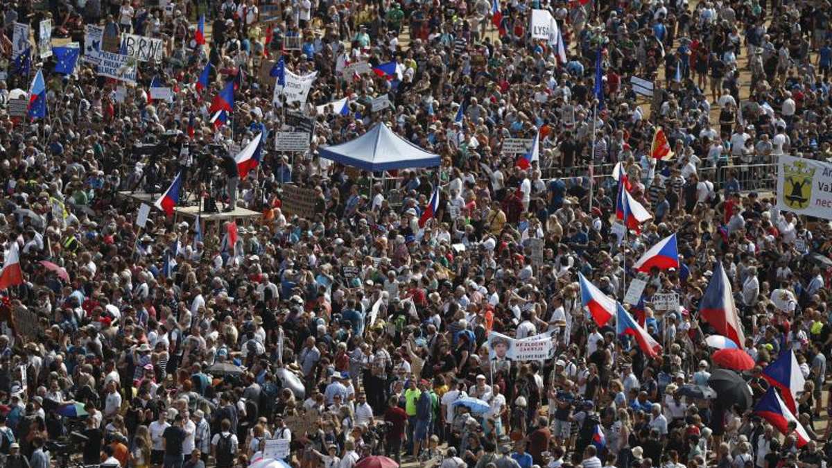 Sofortiger Rücktritt gefordert: Hunderttausende bei Protestzug gegen Babis in Prag