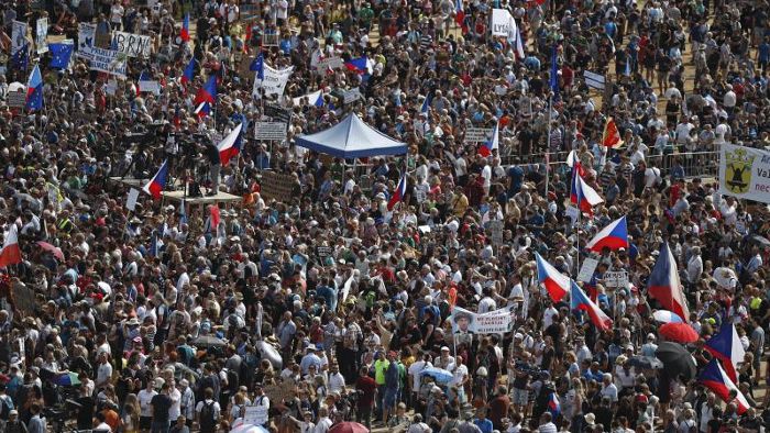 Hunderttausende bei Protestzug gegen Babis in Prag