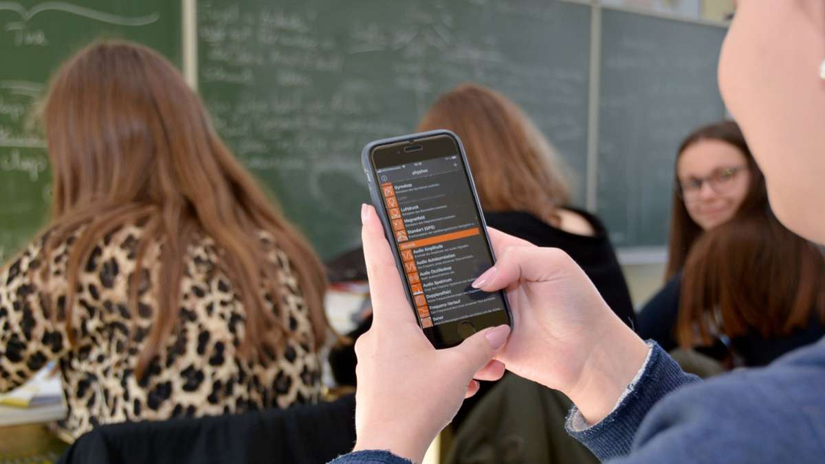 Für den Einsatz im Unterricht:: Piazolo will Handy-Verbot an Schulen lockern