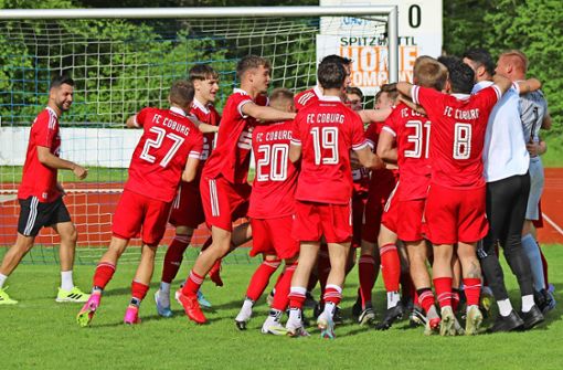 Die Fußballer des FC Coburg wollen am Samstag  den Titelgewinn in der Landesliga   zusammen  mit ihren Fans feiern. Foto: Hartmut Guhling