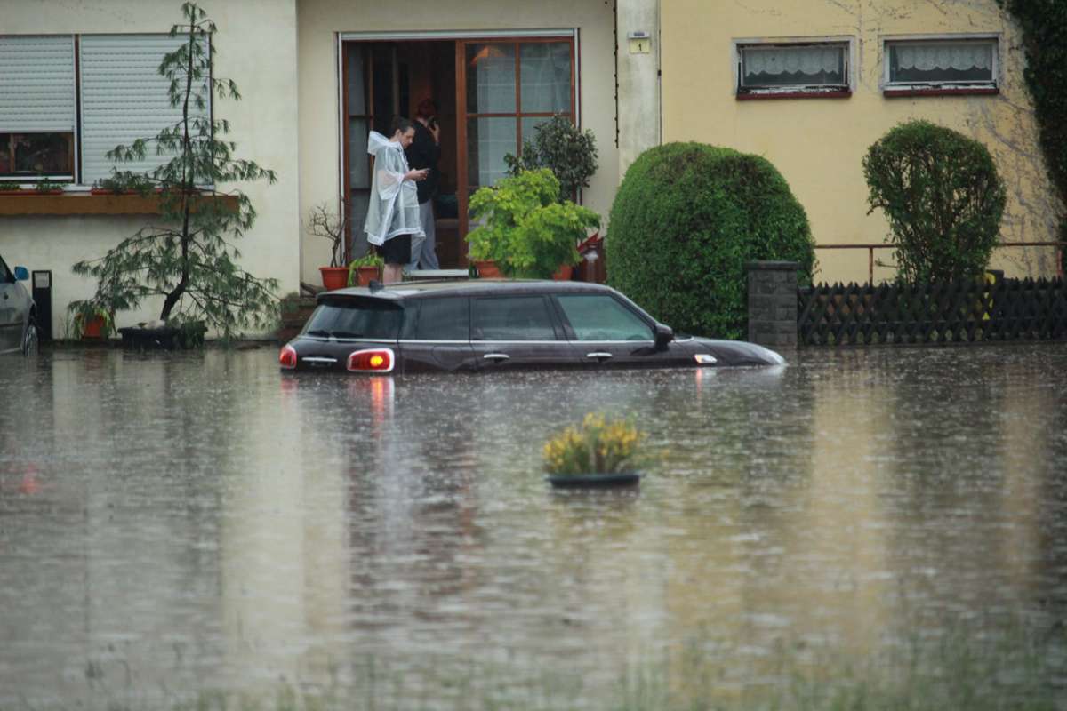 Die überflutete Stöckigstraße in Bindlach.