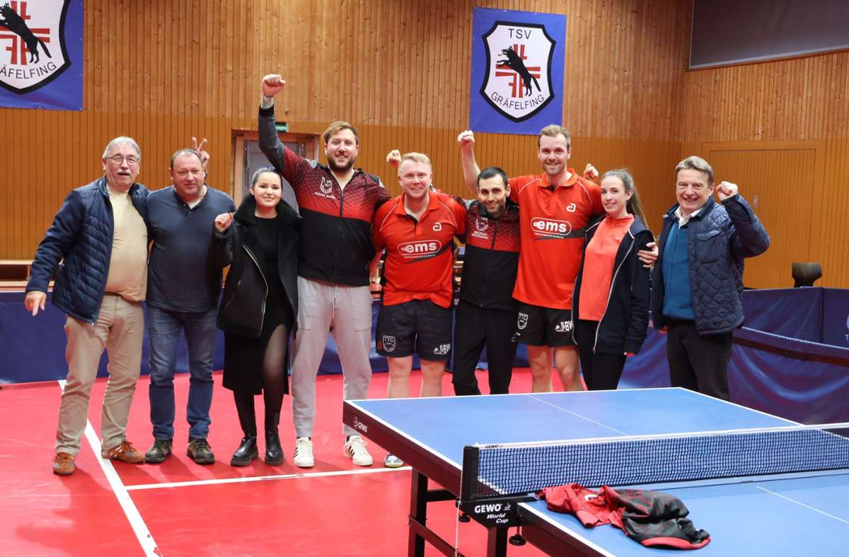 Die Wohlbacher Meistermannschaft nach dem Sieg in Gräfelfing mit Teammanager Hubert Becker (rechts) und den mitgereisten Fans. Foto: TTC Wohlbach
