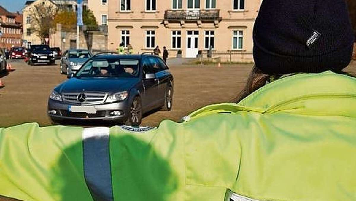 Coburg: Schlossplatz: 81-Jähriger schiebt mit Auto Verkehrskadett von Straße