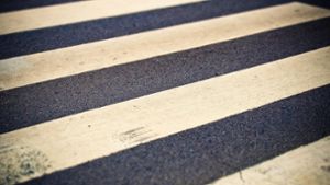 Auf Zebrastreifen: Fußgänger von Kleintransporter erfasst
