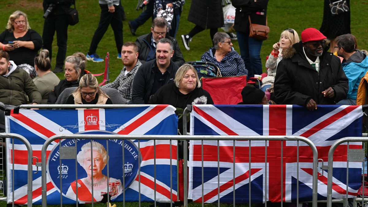 Begräbnis der Queen: Hunderte Menschen versammeln sich in Windsor