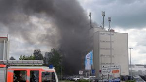 Brände: Löscharbeiten bei Großbrand in Berlin dauern an