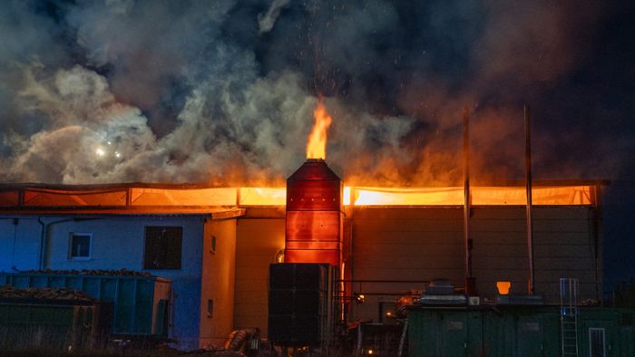 Oberfranken: Brand in Lagerhalle verursacht Schaden: Siebenstellige Höhe