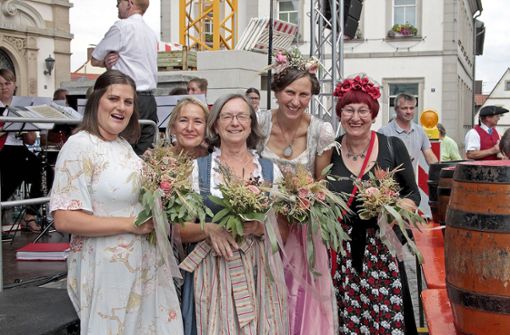 Ohne „die Jungfrauen“ von Eltmann wären die Biertage fast unvorstellbar, denn sie begrüßen die Ehrengäste mit Blumensträußchen und kleinen Präsenten. Foto:  