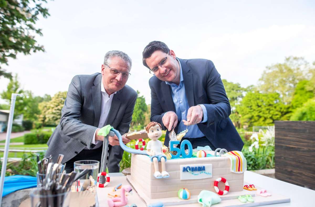 SÜC-Geschäftsführer Wilhelm Austen und Oberbürgermeister Dominik Sauerteig schneiden die Torte an. Das Aquaria feierte 50. Geburtstag.