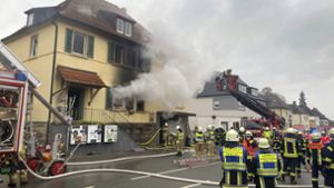 Großeinsatz: Wohnhausbrand fordert zehn Verletzte