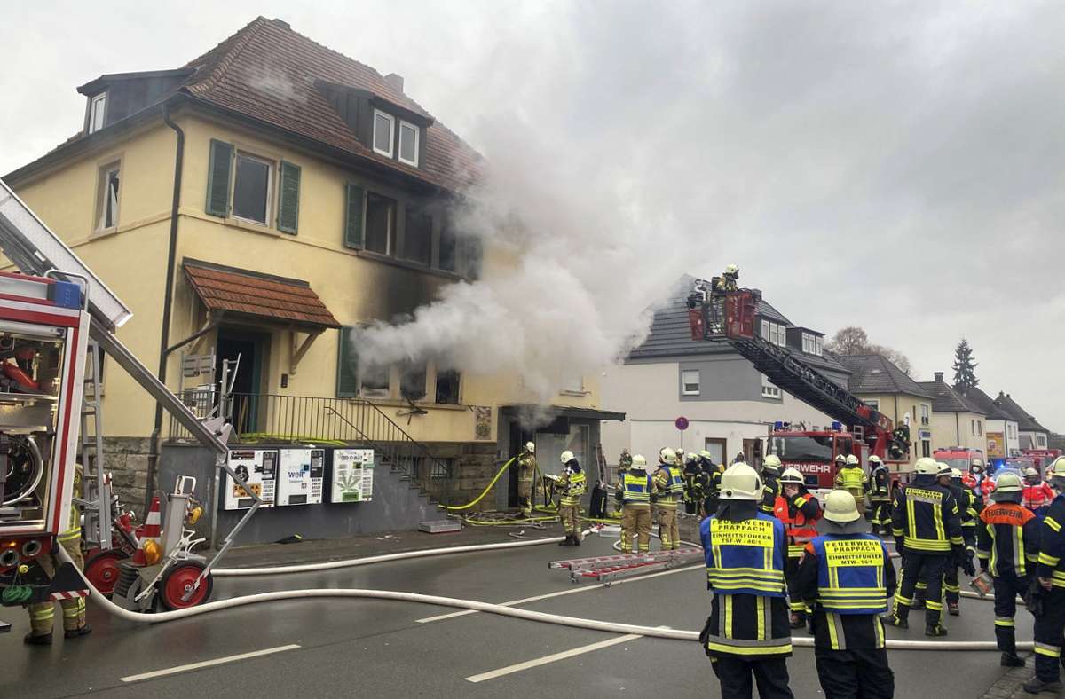 Der Einsatz führte am Freitag mitten in Haßfurt  zu einem Großaufgebot des Rettungsdienstes. Ein 42-jähriger Hausbewohner wurde schwer verletzt. Er erlitt eine Rauchgasvergiftung sowie Verbrennungen an mehreren Extremitäten.
