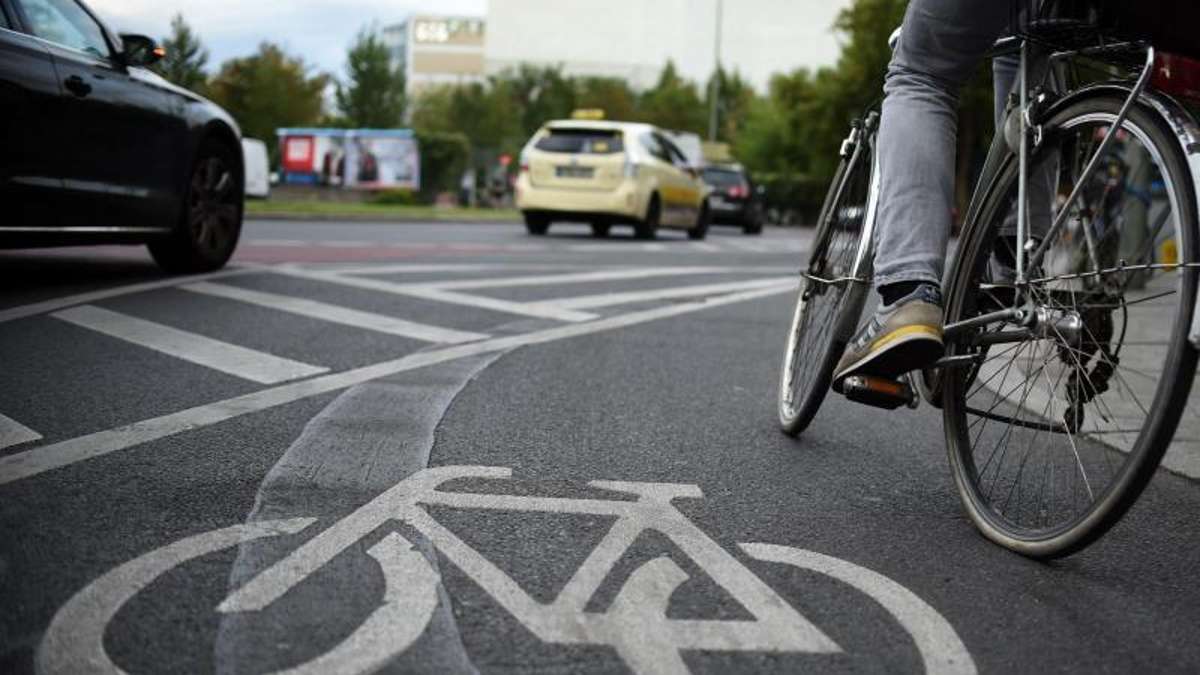 Coburg: Schwerer Fahrradunfall in Coburg: Radfahrer stürzt nach Überholmanöver