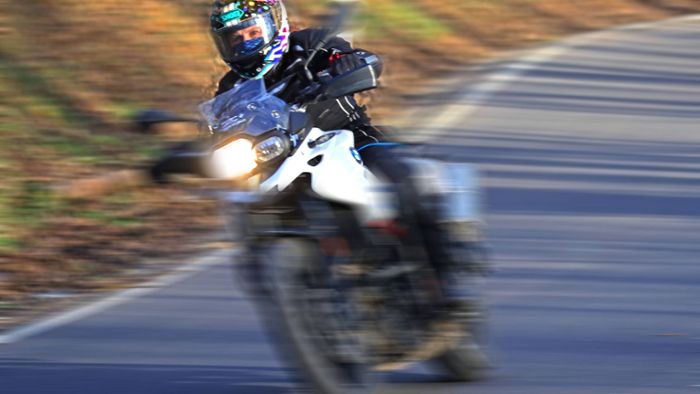 Motorradfahrer fliegt aus Kurve