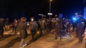 Heftige Rangeleien zwischen Polizei und Demonstranten