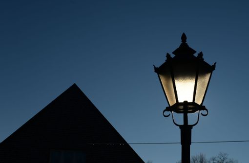 Sollen Laternen die ganze Nacht leuchten oder könnte man durch stundenweise Abschaltung Energie sparen? Damit beschäftigt sich nun auch die Stadt Ebern? Foto: dpa/Ralf Hirschberger