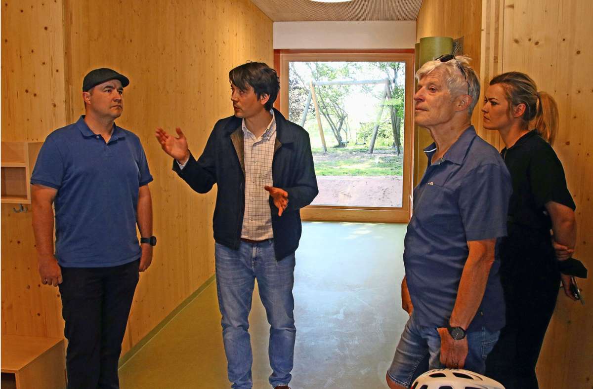 Architekt Marcel Ebert (2.  von links) zeigt Mitgliedern des Bausenat die bezugsfertige Kita in Ketschenbach. Foto: Peter Tischer