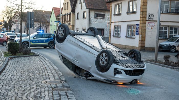 Oberfranken : E-Auto überschlägt sich nach Unfall