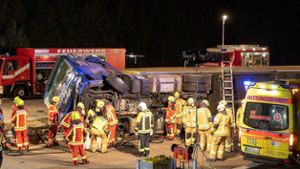 Lkw kippt auf Autobahn um: Mehrere Verletzte und hoher Schaden